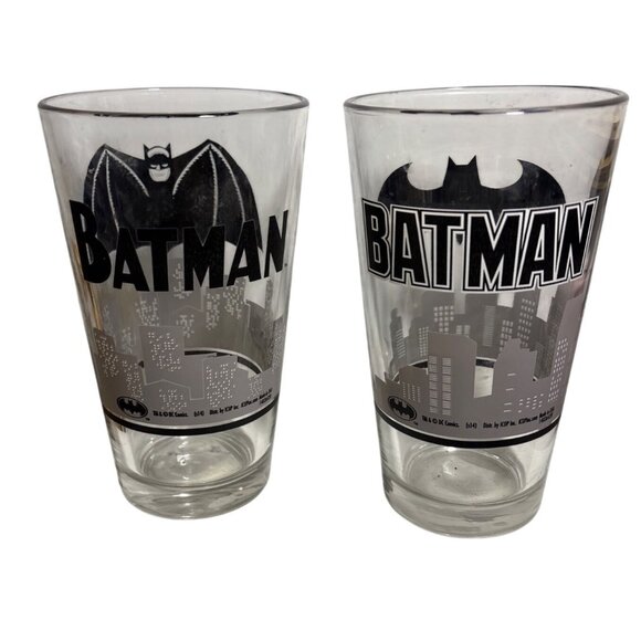 Batman Pint Glass Set Of 2 Beer Mugs Drinking Cups DC Comics Gotham Cityscape - Picture 1 of 11